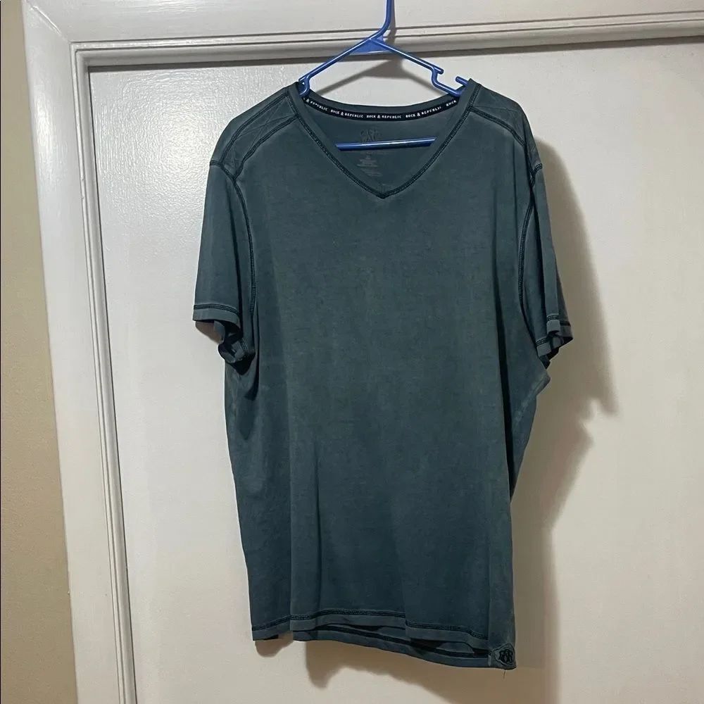 Rock & Republic Men's Short Sleeve V-Neck Shirt in Blue extra large